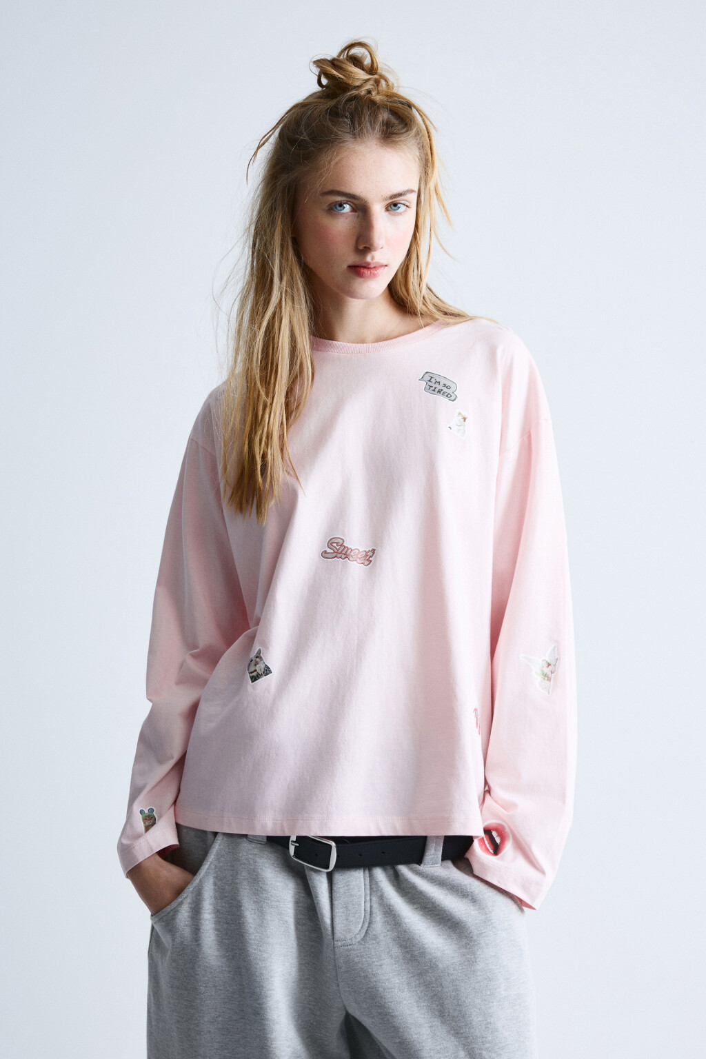 Лонгслив хлопковый oversize со стикерами - цвет розовый - 2
