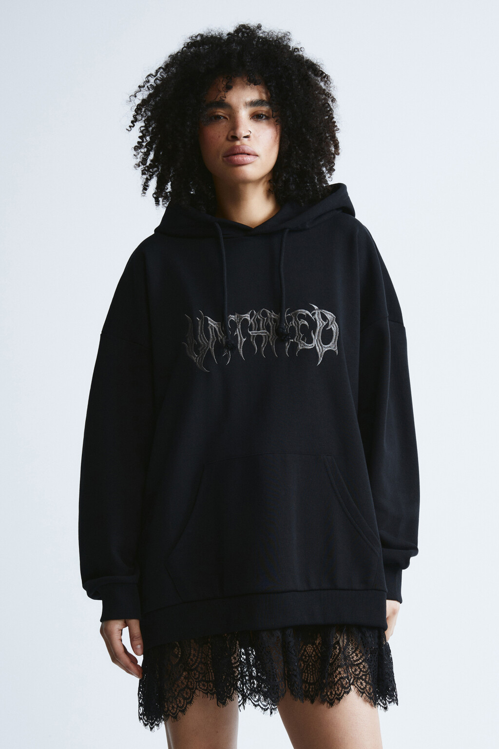 Худи с принтом и кружевным низом - цвет черный - 3