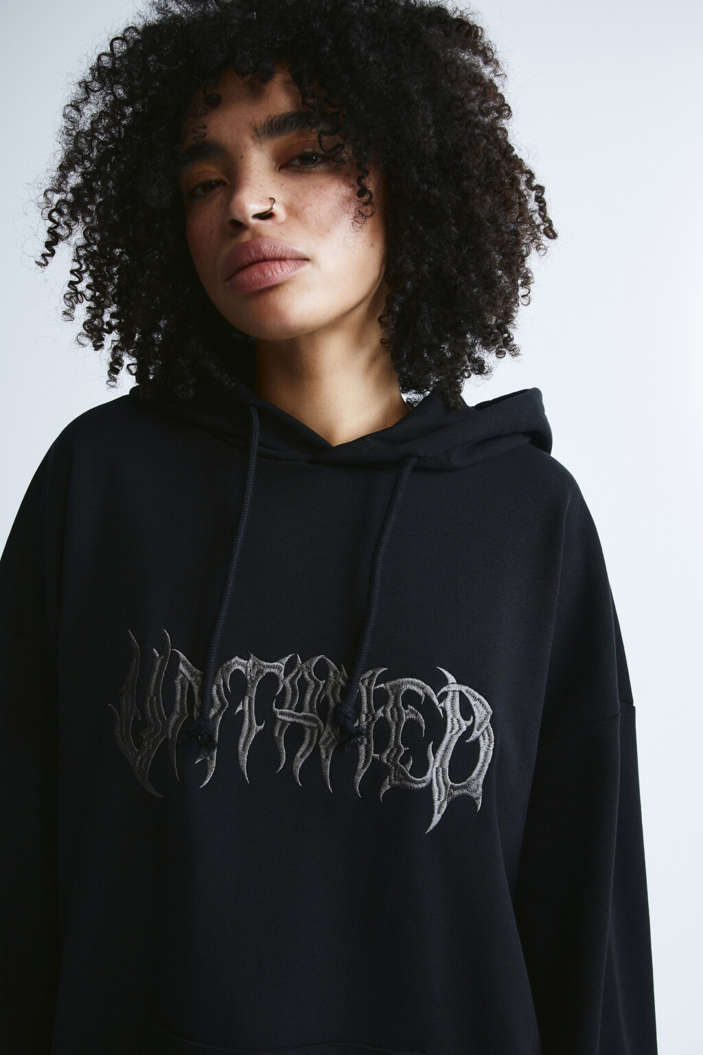 Худи с принтом и кружевным низом - цвет черный - 6