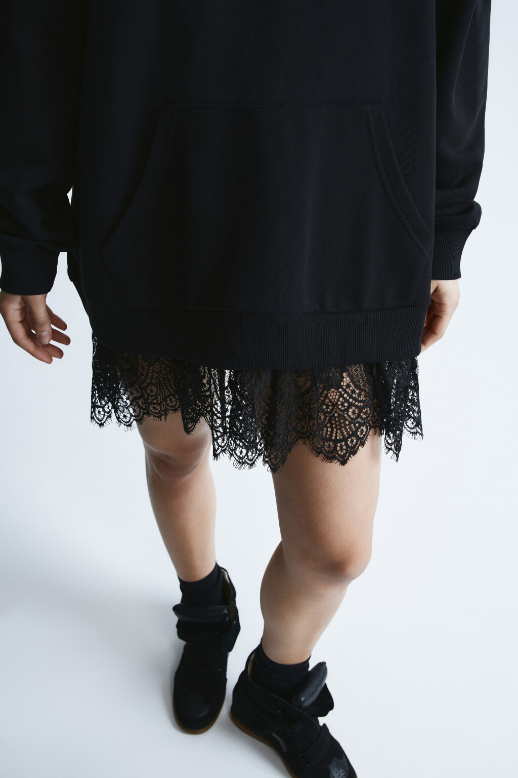 Худи с принтом и кружевным низом - цвет черный - 7