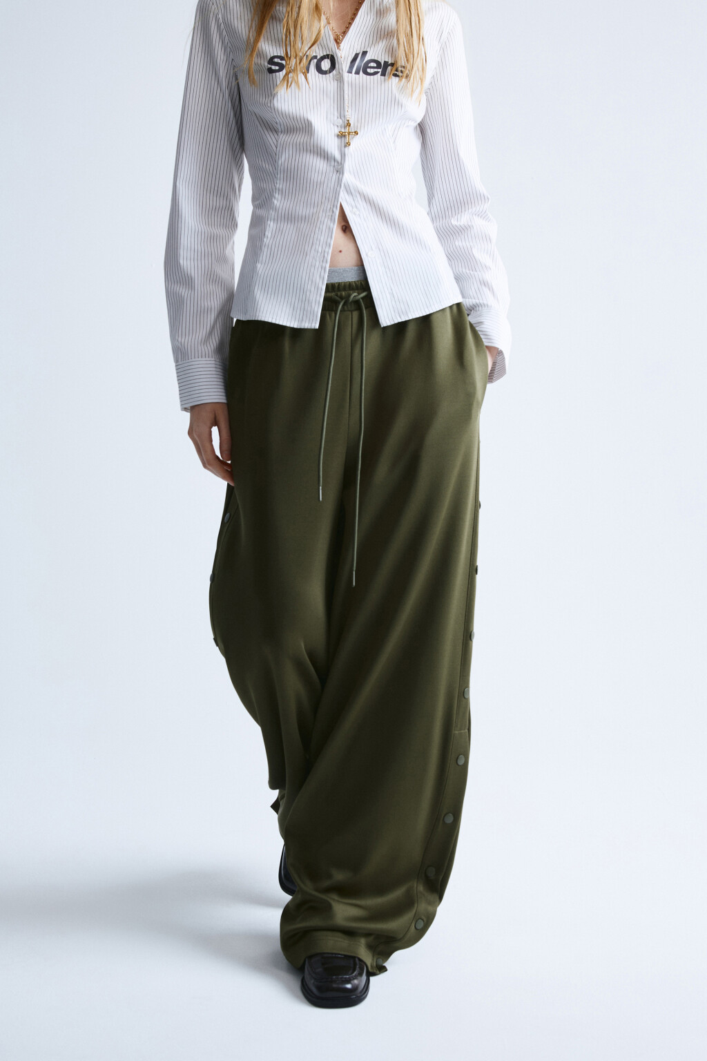 Брюки wide leg со средней посадкой и заклепками - цвет зеленый - 2