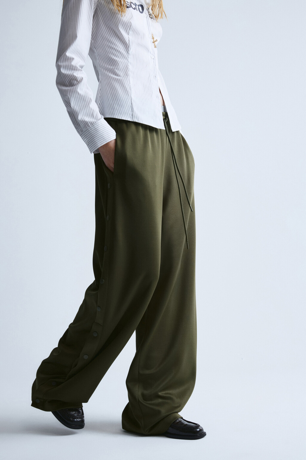 Брюки wide leg со средней посадкой и заклепками - цвет зеленый - 3