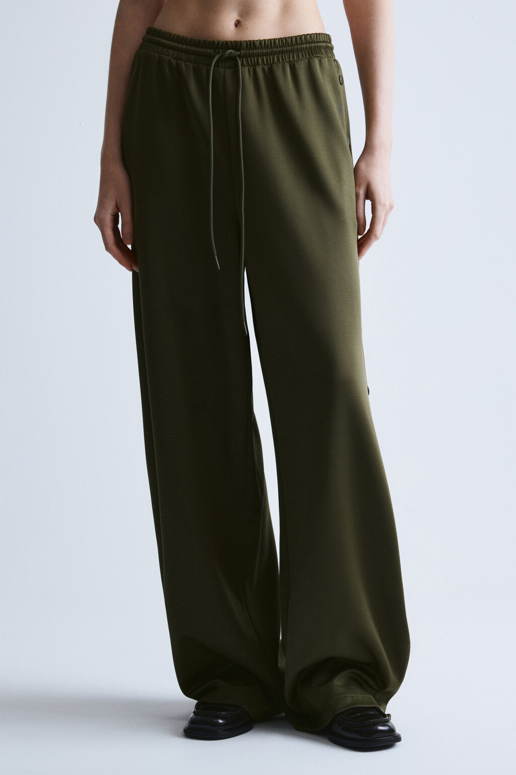 Брюки wide leg со средней посадкой и заклепками - цвет зеленый - 4