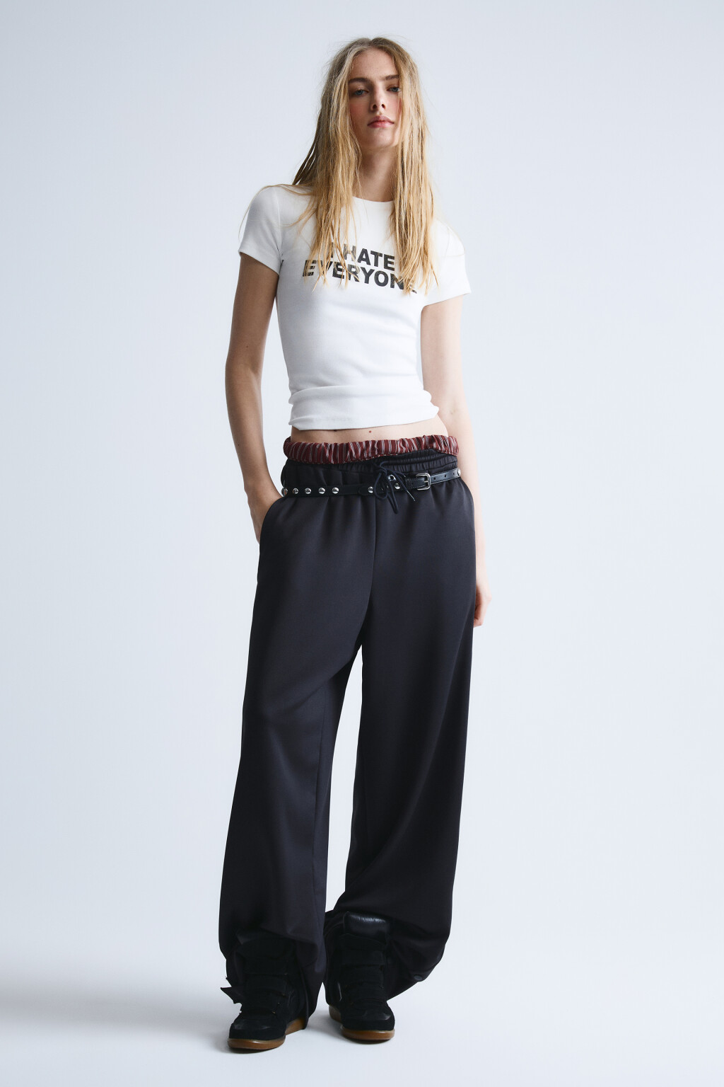 Брюки wide leg со средней посадкой и заклепками - цвет черный - 4