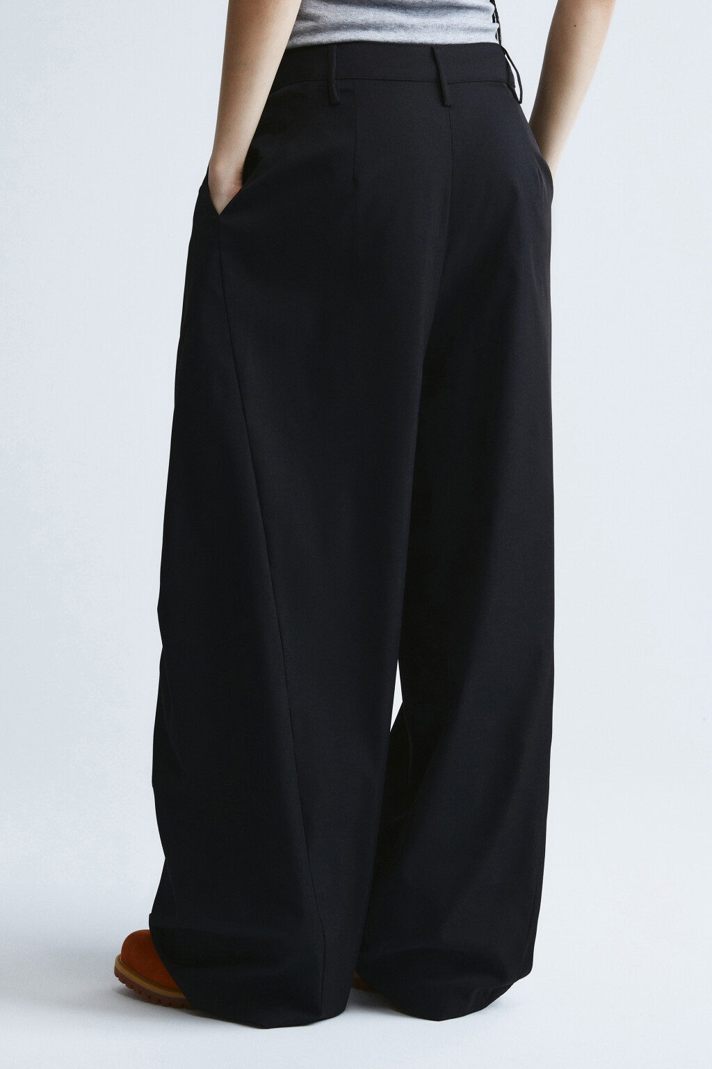 Брюки barrel fit из костюмной ткани - цвет черный - 4