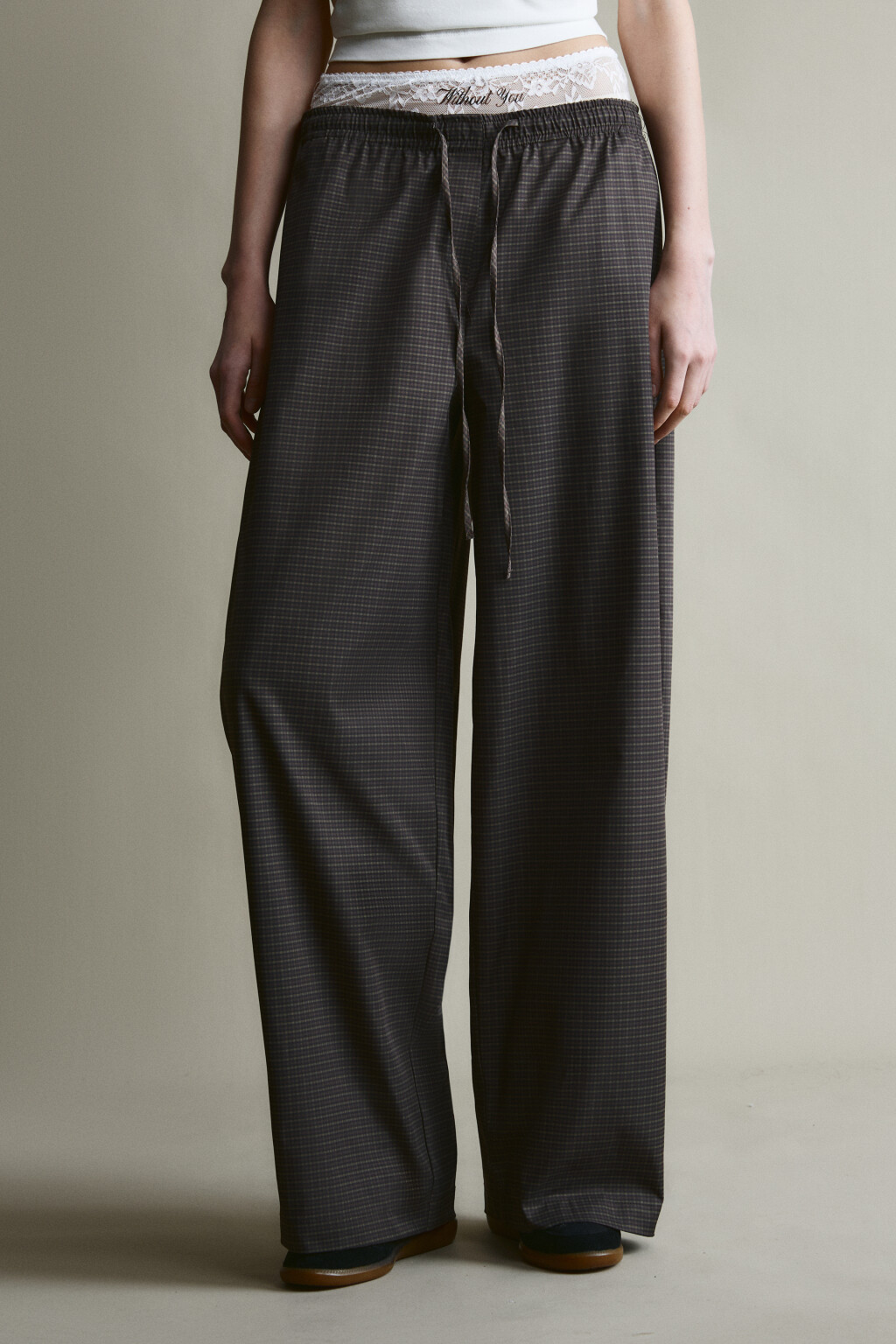 брюки трикотажные на завязка в клетку с кружевом - цвет мультиколор - 2