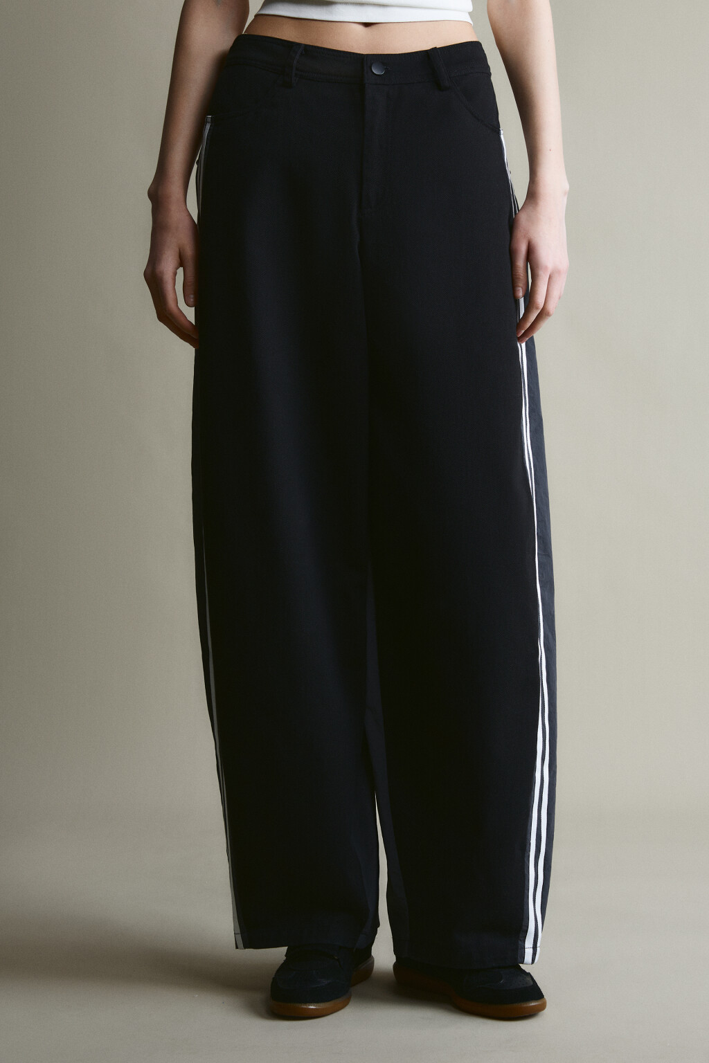 брюки широкие твиловые с лампасами - цвет черный - 2