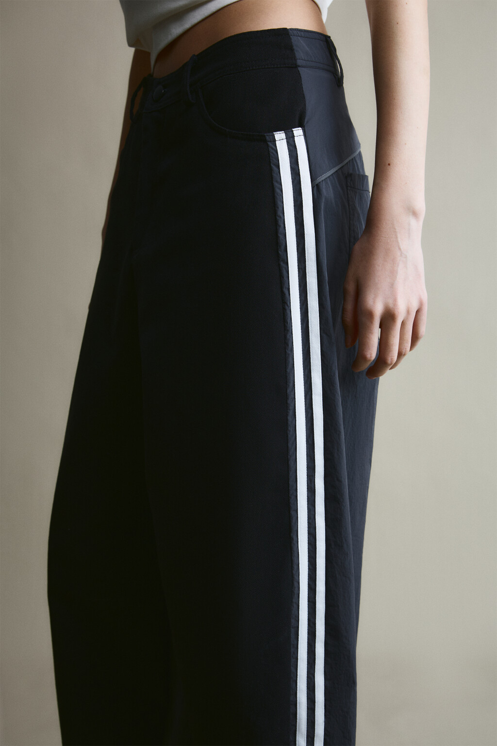 брюки широкие твиловые с лампасами - цвет черный - 6