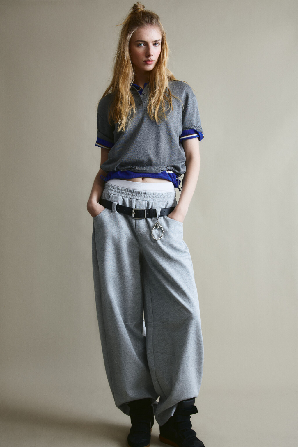 Брюки barrel fit с ремнем и брелоком - цвет серый - 1