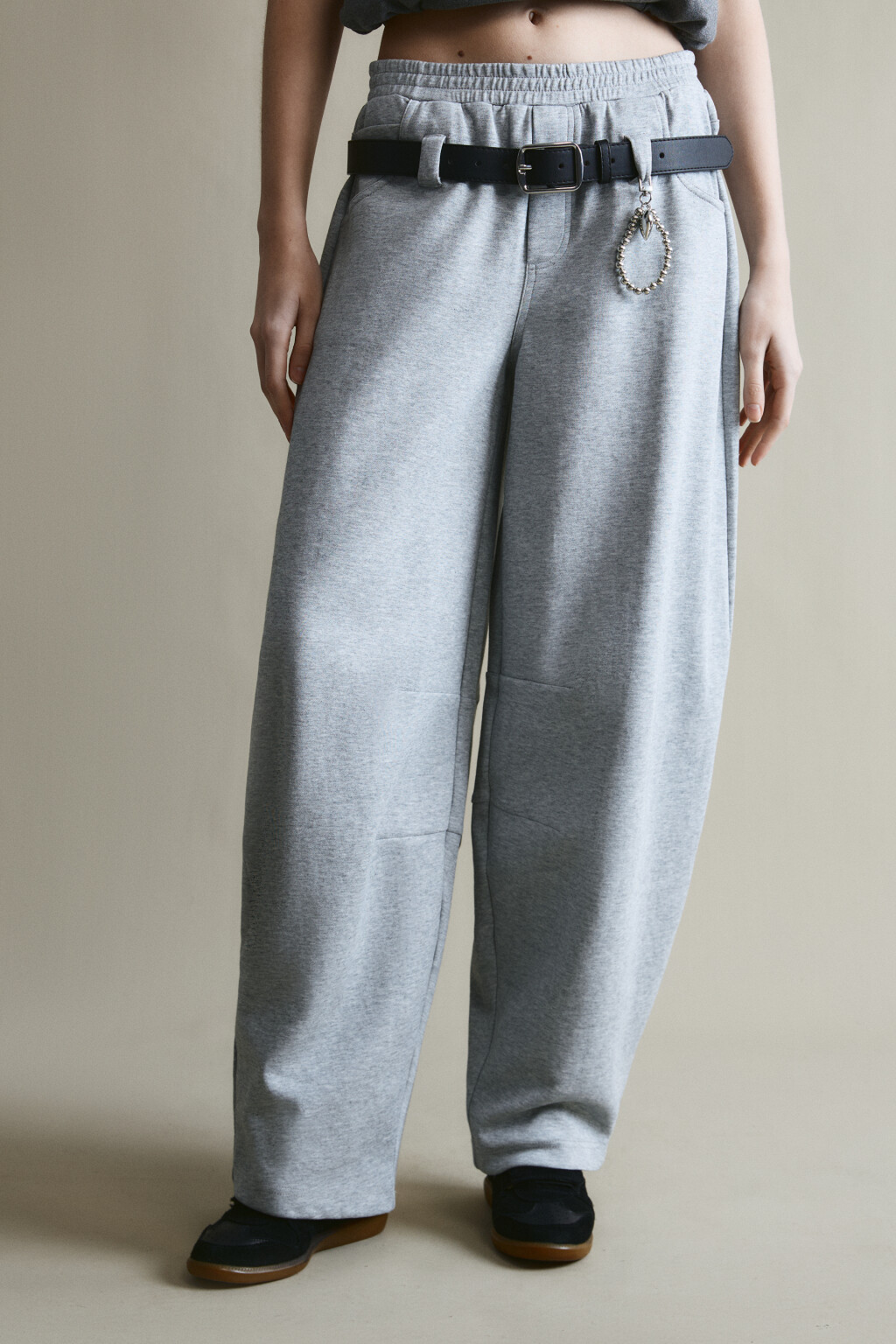 Брюки barrel fit с ремнем и брелоком - цвет серый - 2