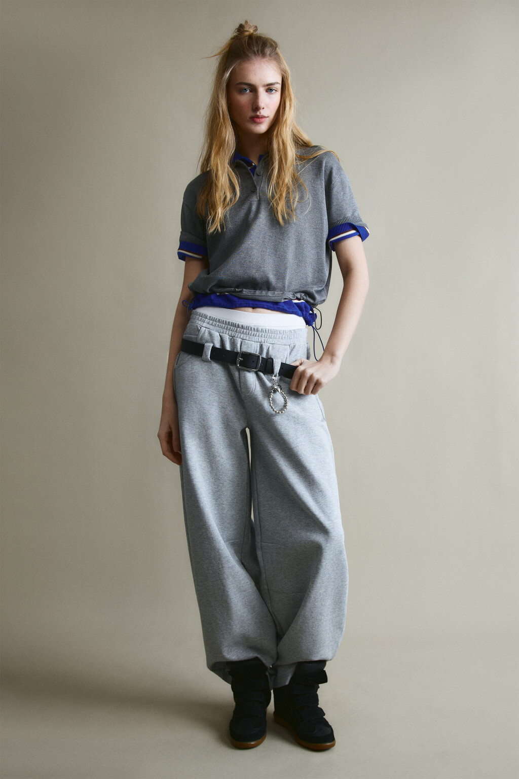 Брюки barrel fit с ремнем и брелоком - цвет серый - 4