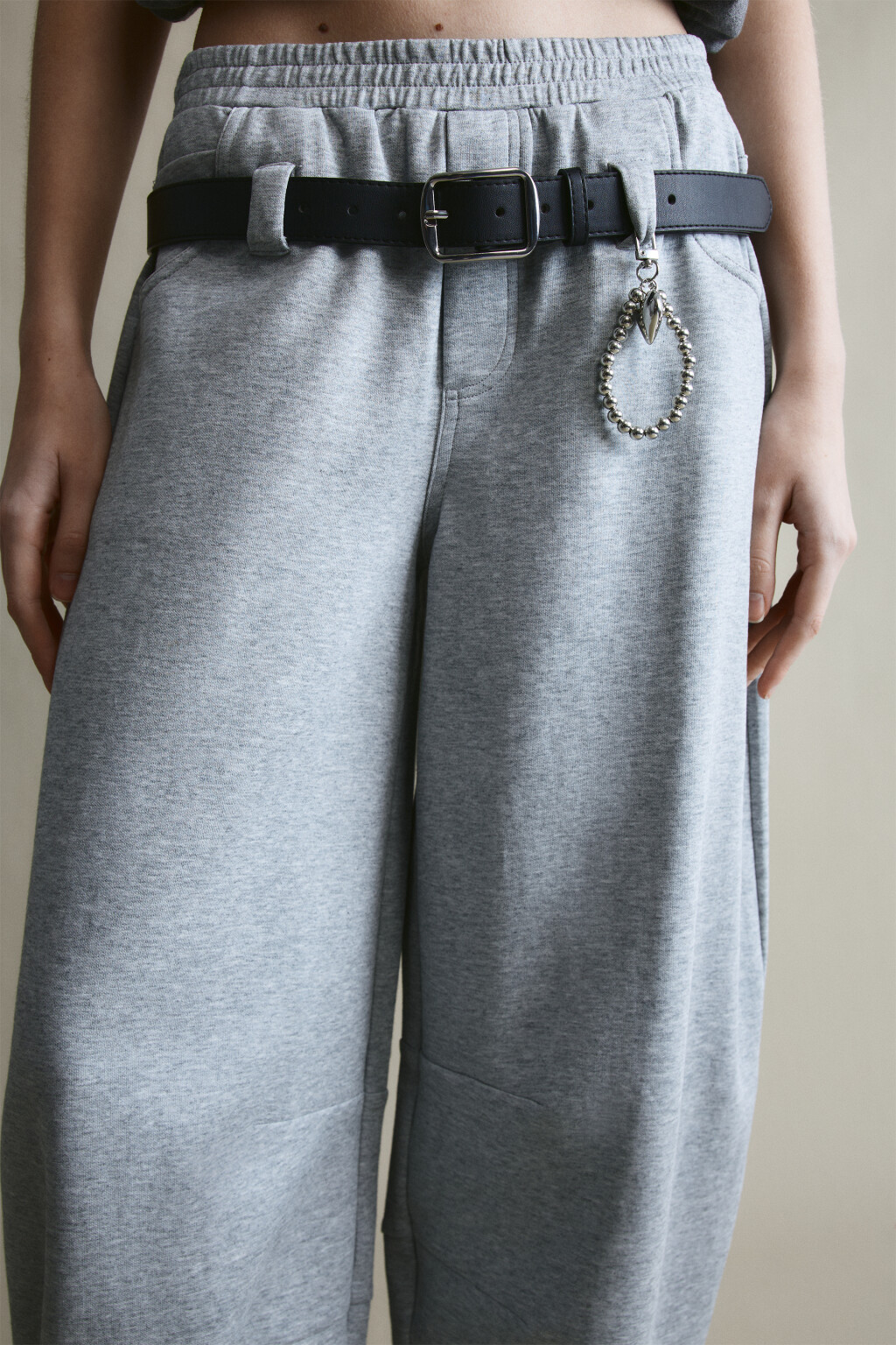 Брюки barrel fit с ремнем и брелоком - цвет серый - 5