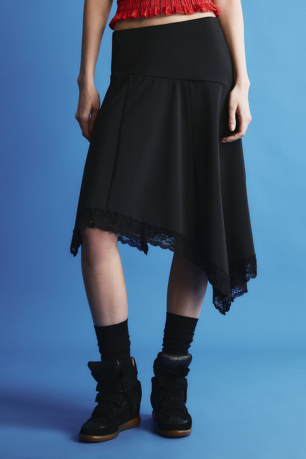 Юбка-трапеция миди асимметричная с кружевом - цвет черный - 3