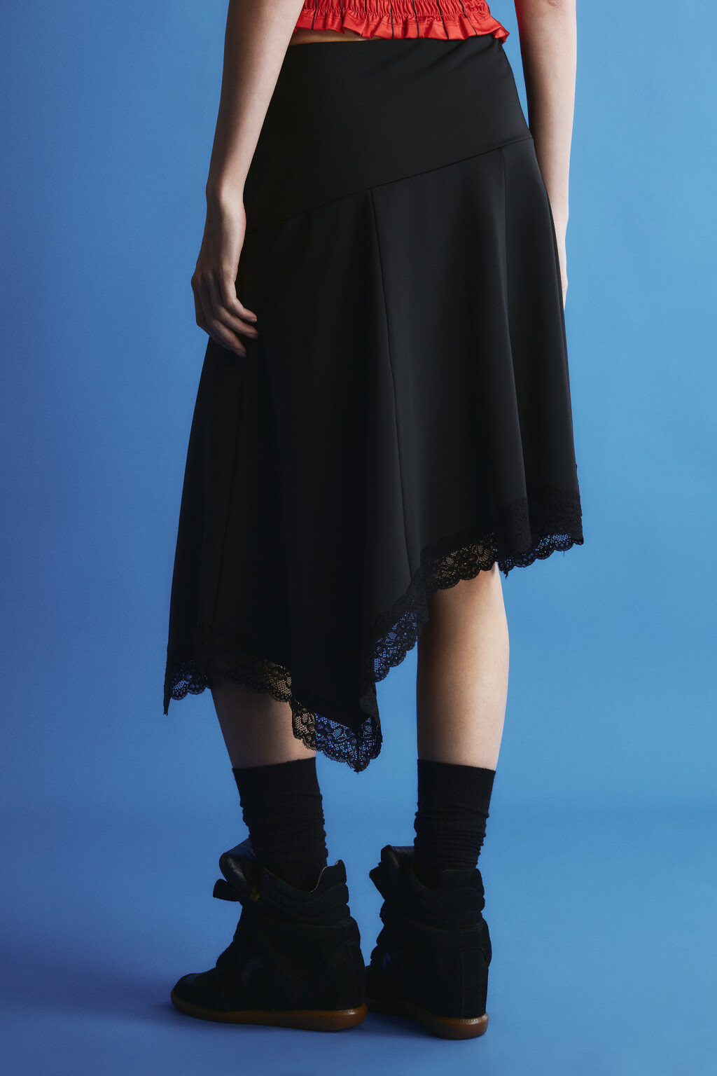 Юбка-трапеция миди асимметричная с кружевом - цвет черный - 4