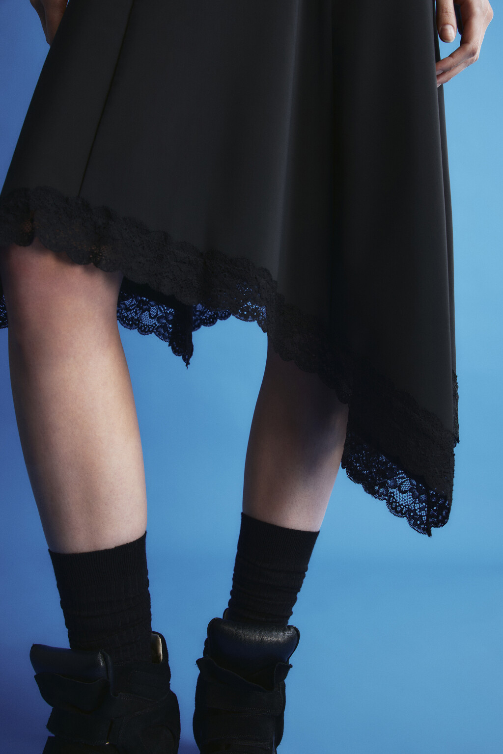 Юбка-трапеция миди асимметричная с кружевом - цвет черный - 7