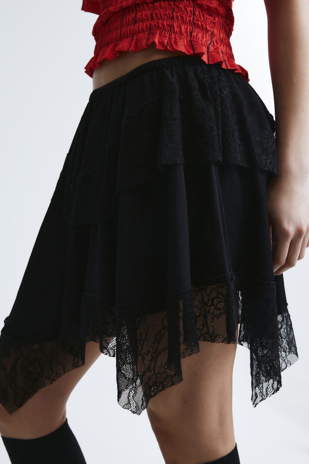Юбка-мини асимметричная с кружевом - цвет черный - 7