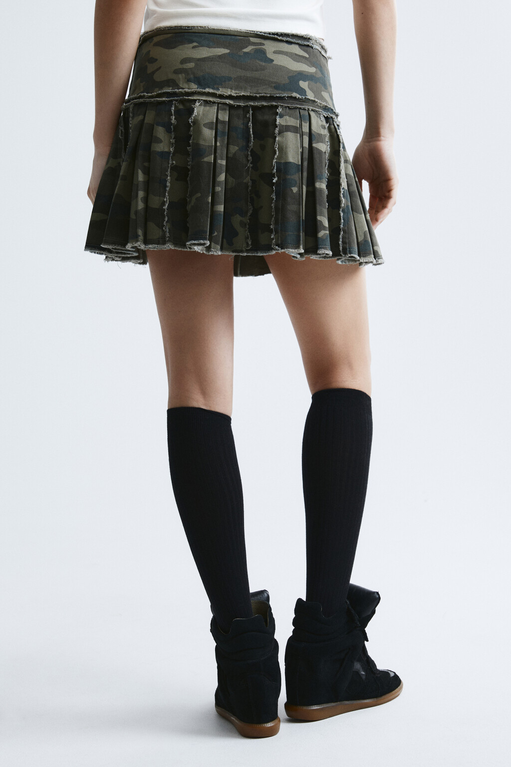 Юбка мини в складку с принтом - цвет коричневый - 4