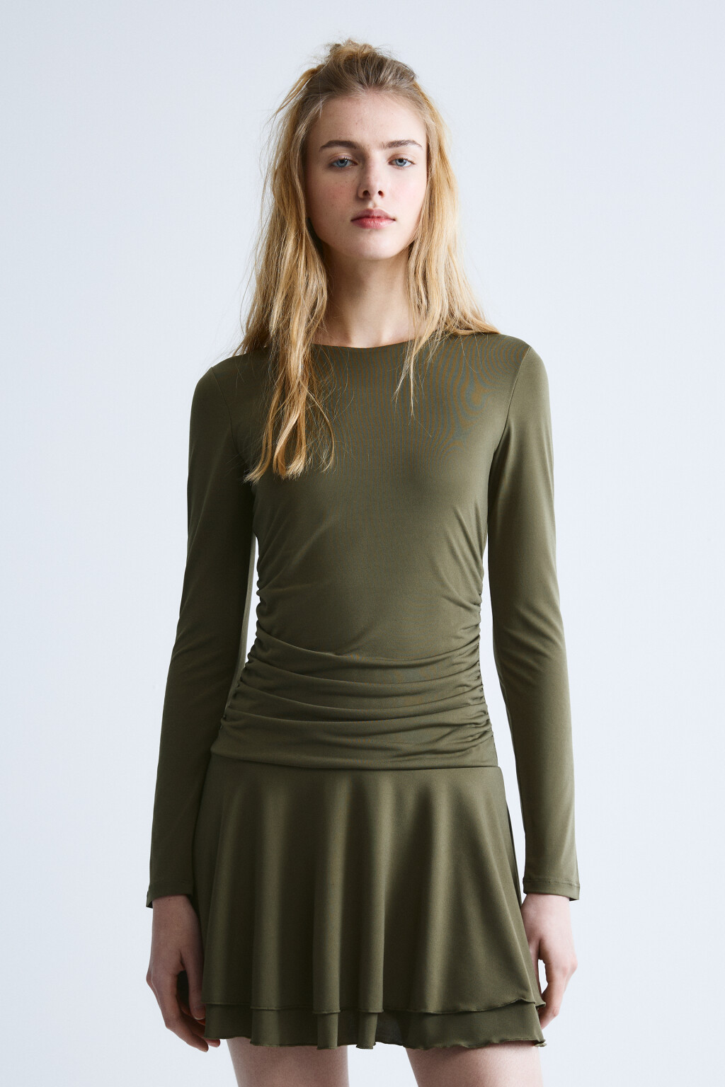 Платье мини полуприлегающее со сборкой на талии - цвет зеленый - 2