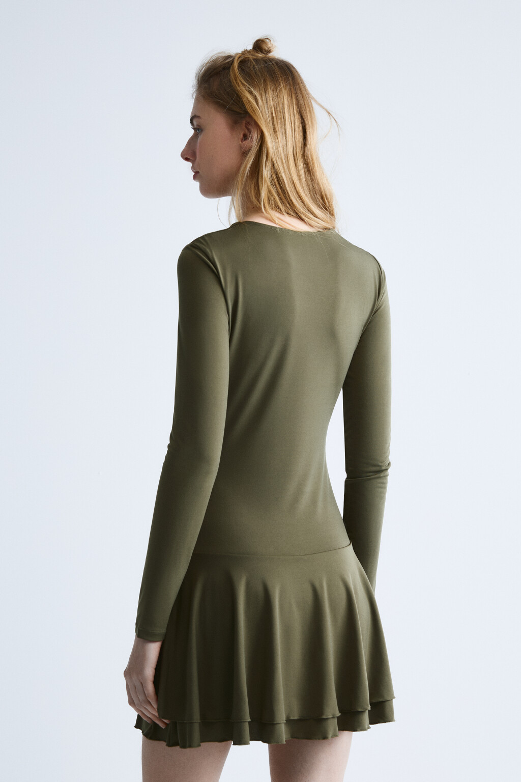 Платье мини полуприлегающее со сборкой на талии - цвет зеленый - 3