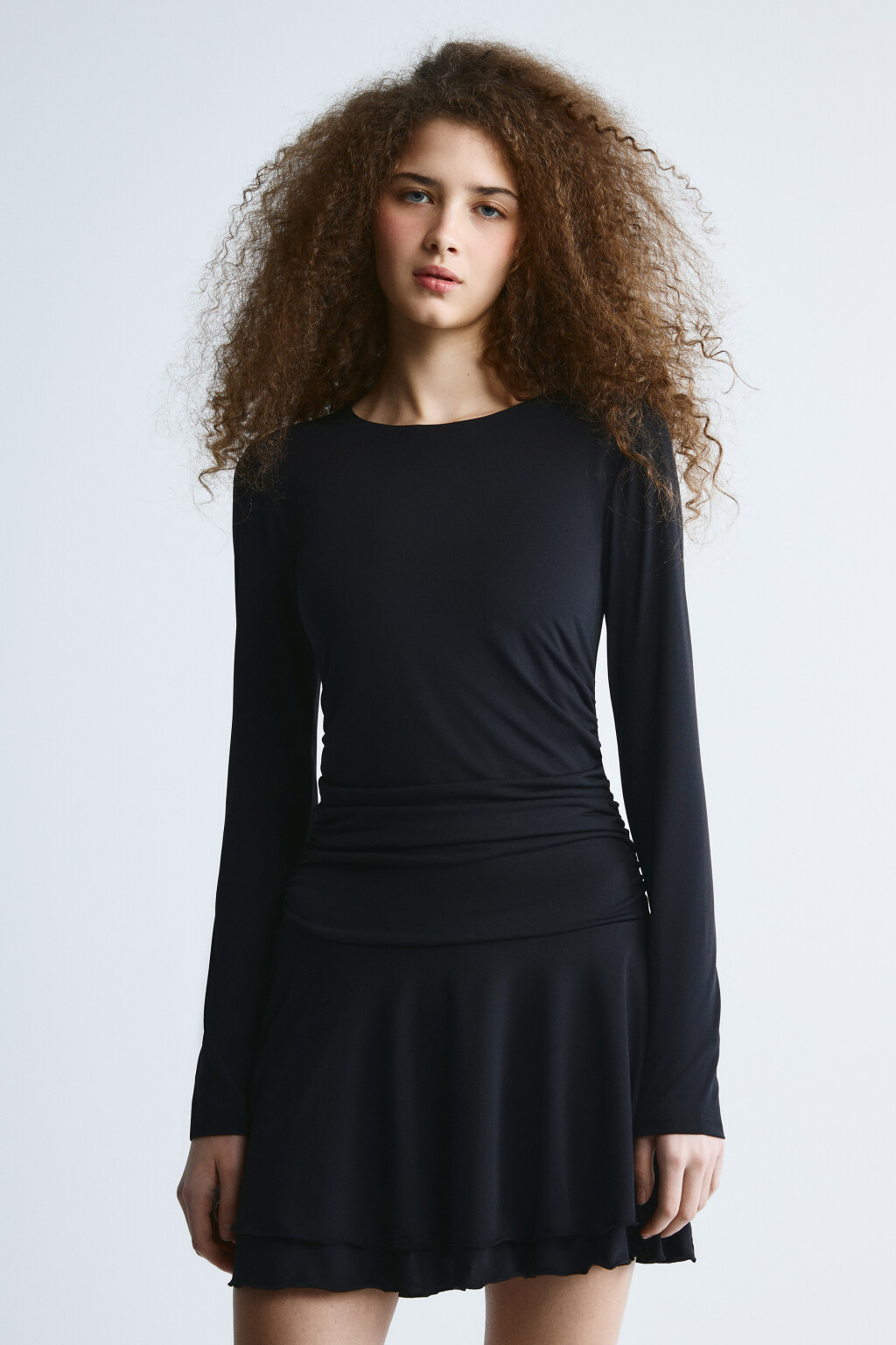 Платье мини полуприлегающее со сборкой на талии - цвет черный - 2