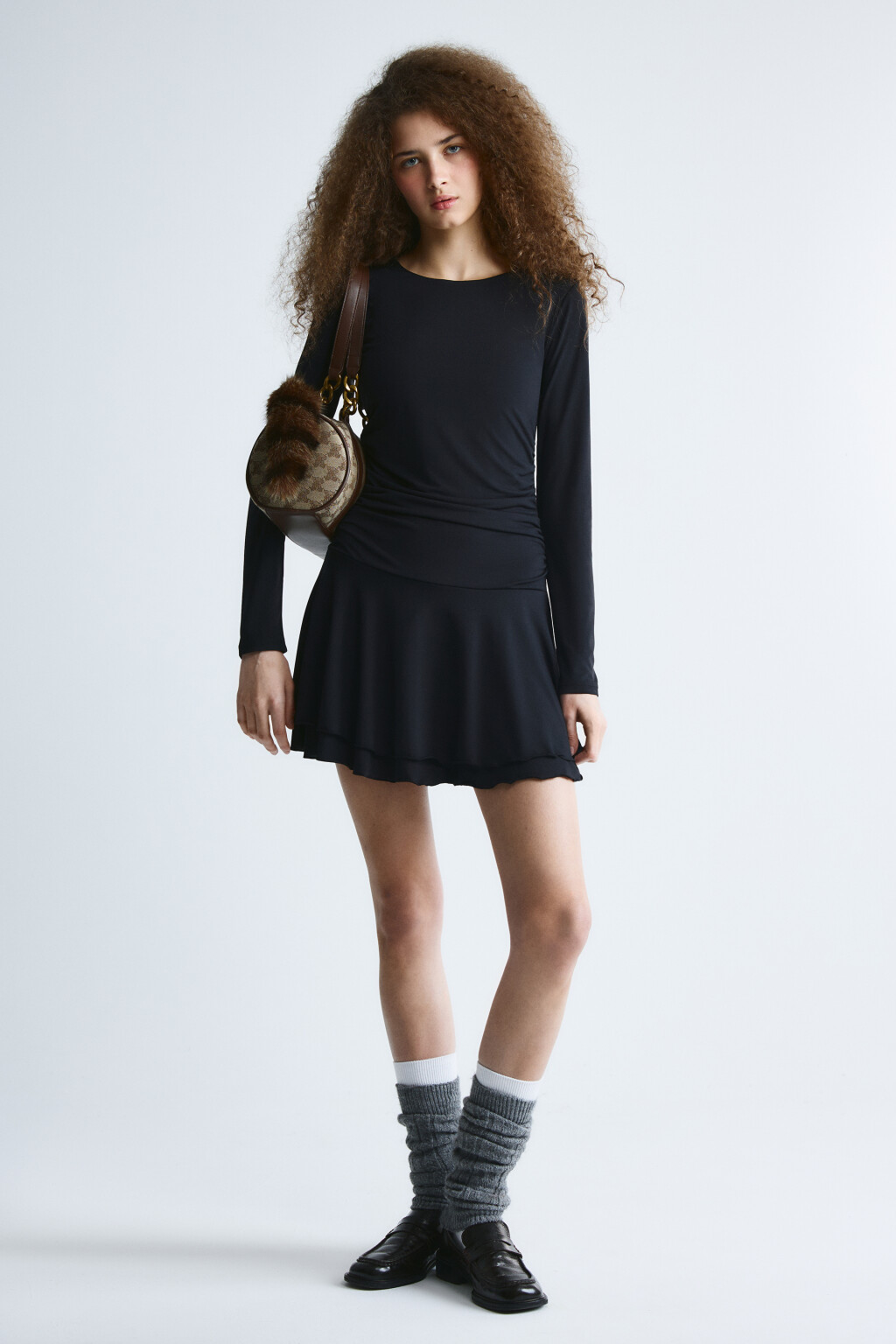 Платье мини полуприлегающее со сборкой на талии - цвет черный - 4