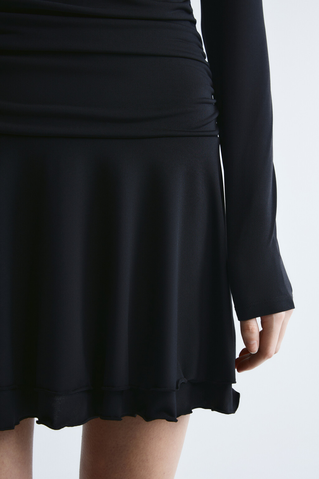 Платье мини полуприлегающее со сборкой на талии - цвет черный - 6