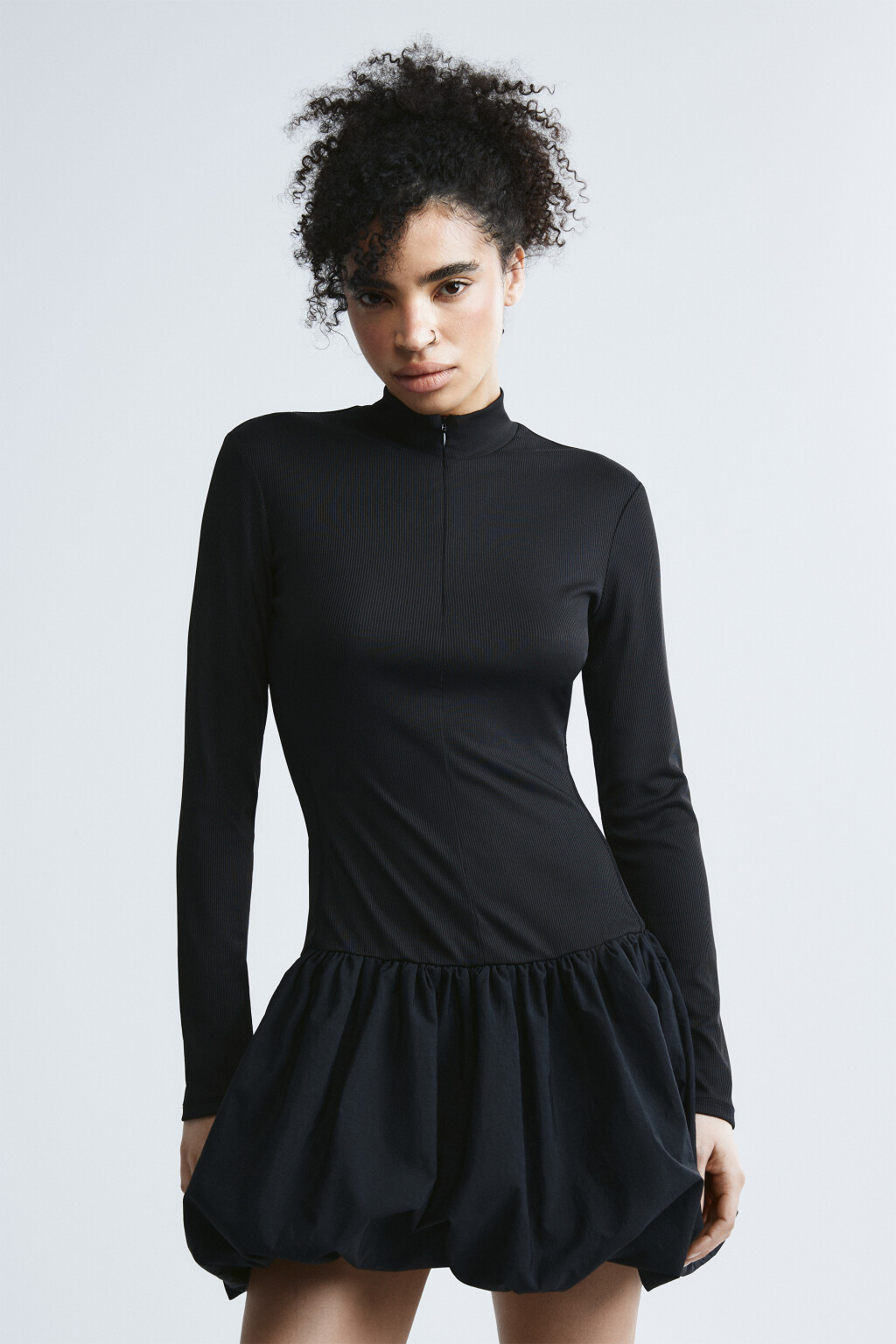 Платье в рубчик с юбкой-баллон - цвет черный - 2