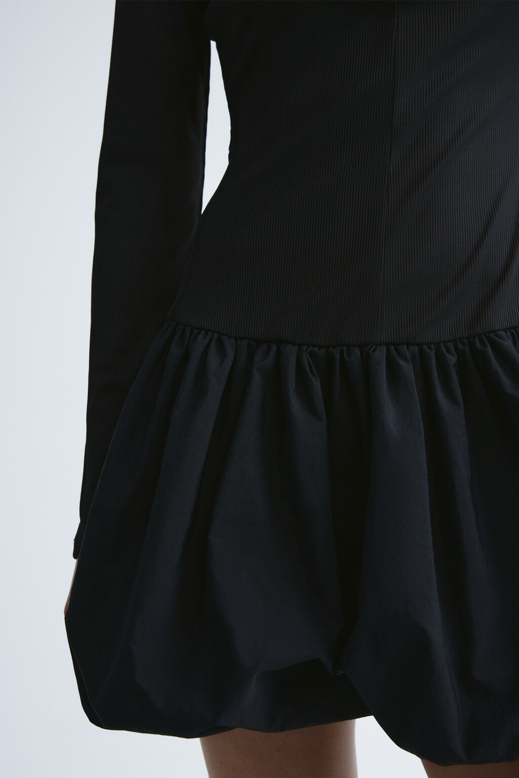 Платье в рубчик с юбкой-баллон - цвет черный - 6