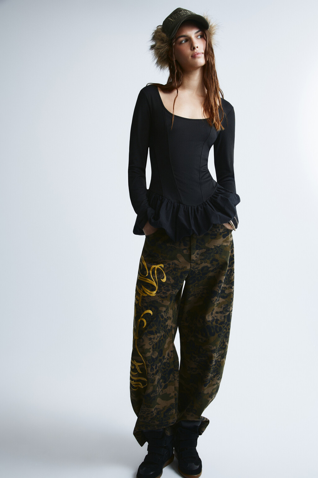 Блузка в рубчик с баской - цвет черный - 1