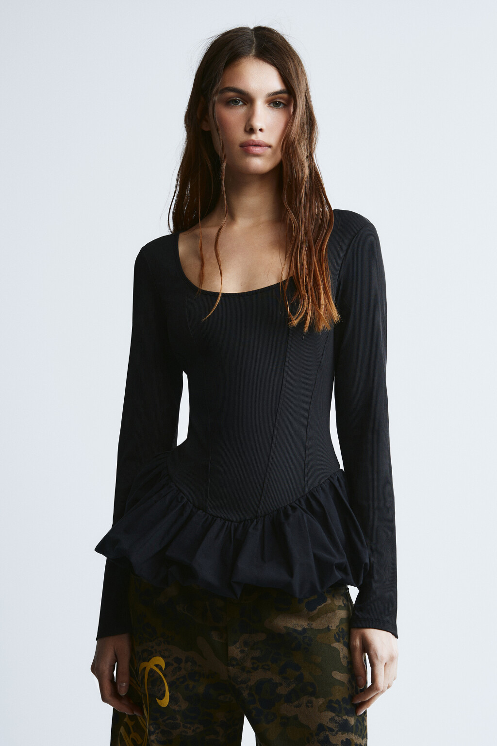 Блузка в рубчик с баской - цвет черный - 2