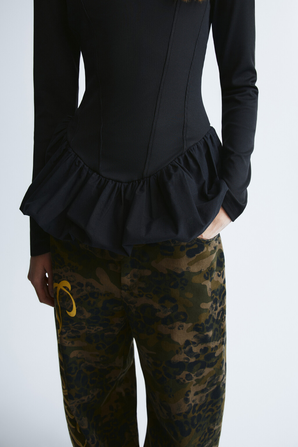 Блузка в рубчик с баской - цвет черный - 4