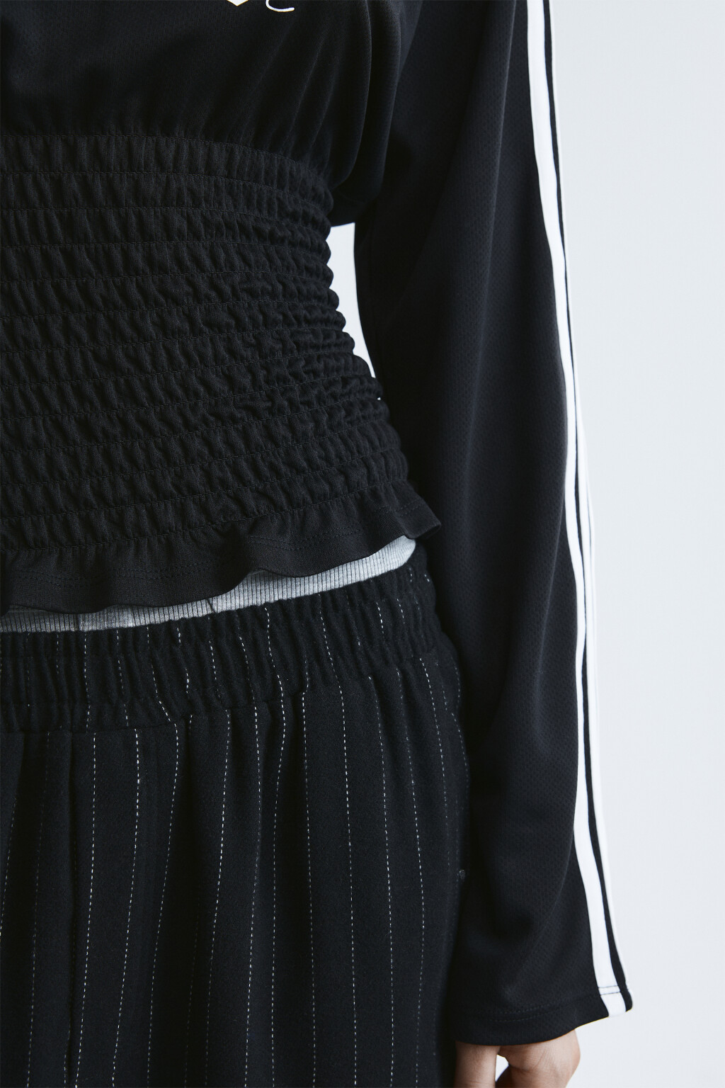 Лонгслив-джерси с декоративной сборкой - цвет черный - 6