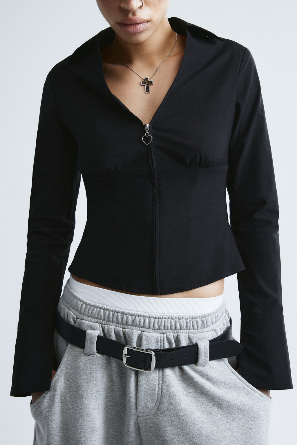 Рубашка приталенная с глубоким декольте и сердечком - цвет черный - 2