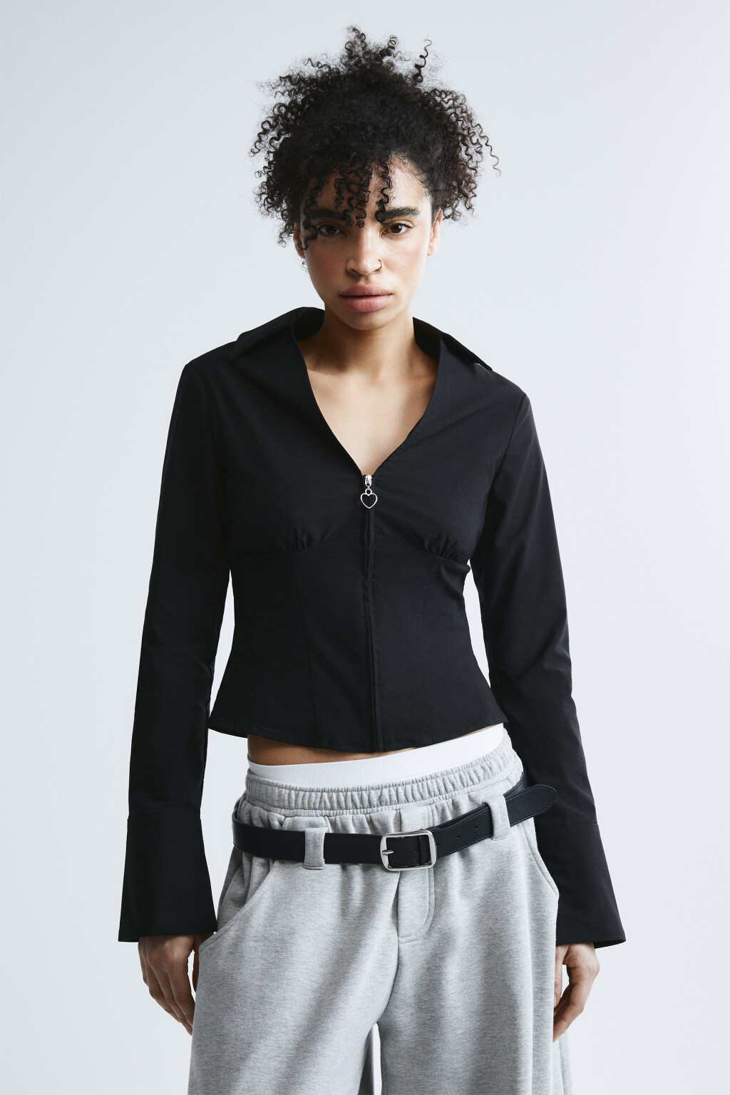 Рубашка приталенная с глубоким декольте и сердечком - цвет черный - 3