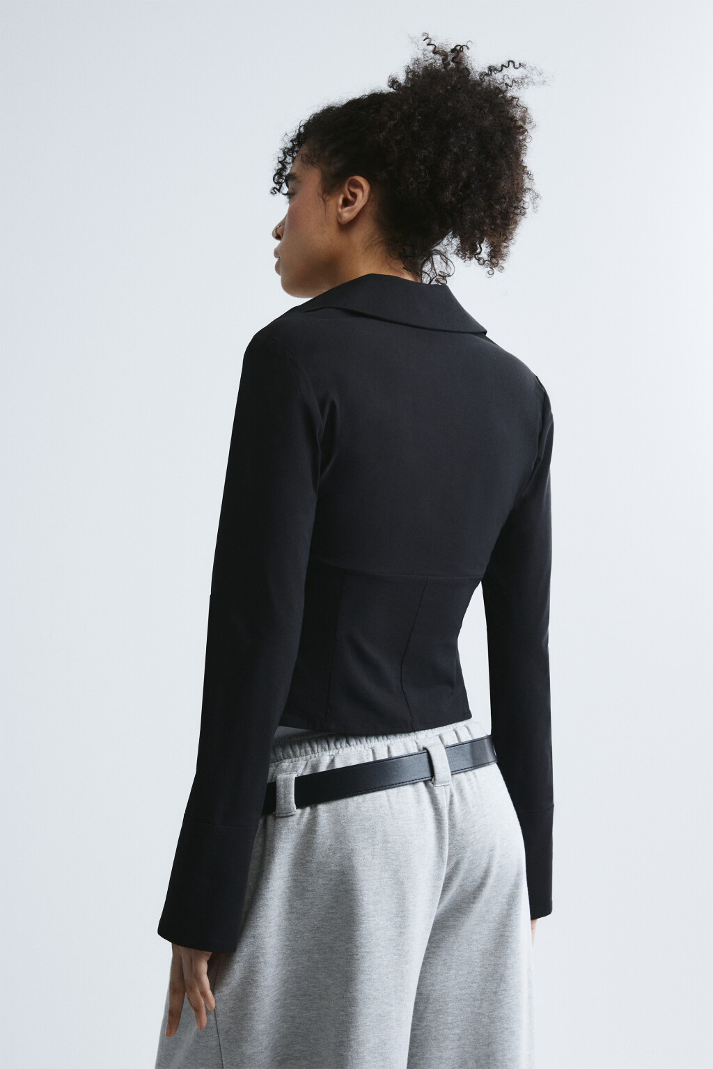 Рубашка приталенная с глубоким декольте и сердечком - цвет черный - 4