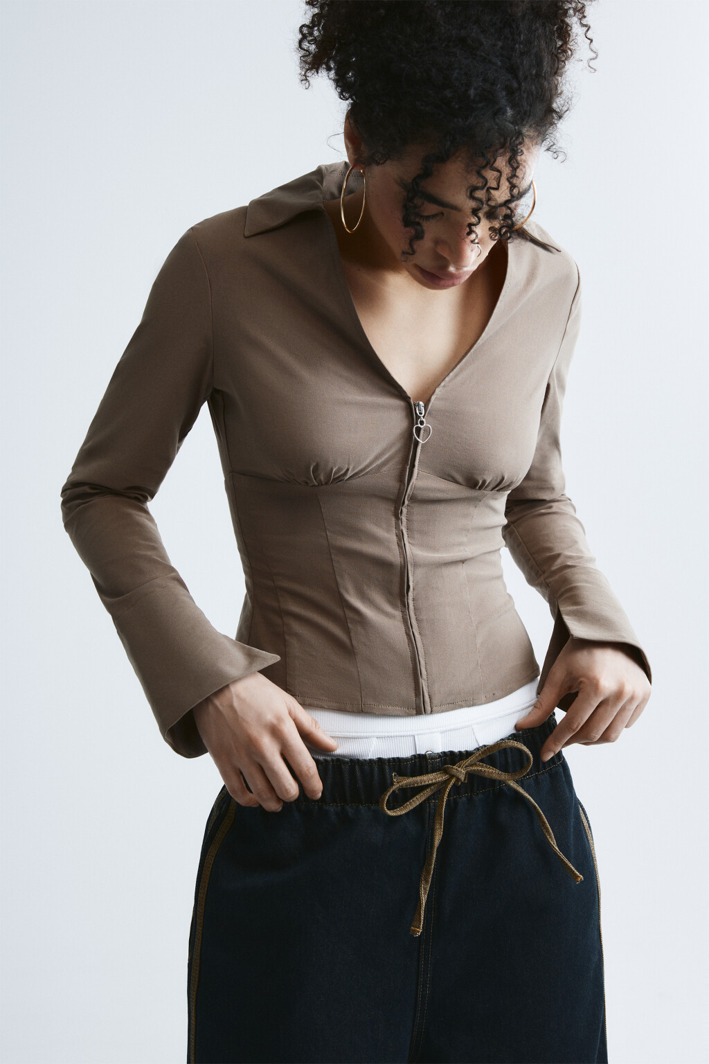 Рубашка приталенная с глубоким декольте и сердечком - цвет бежевый - 1