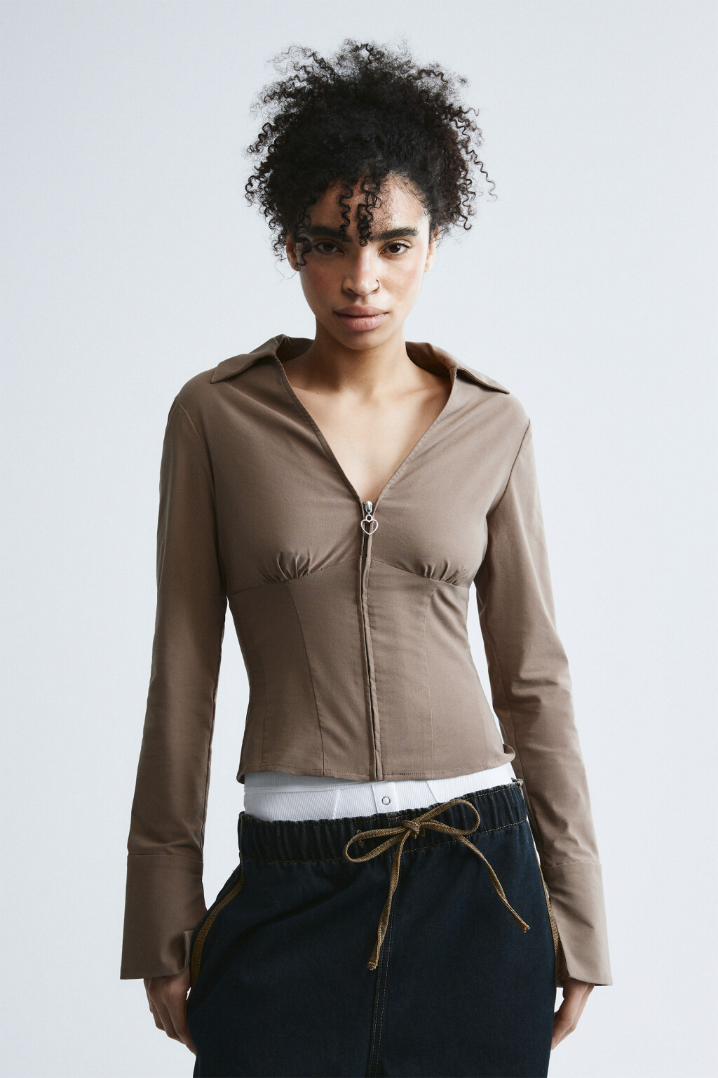 Рубашка приталенная с глубоким декольте и сердечком - цвет бежевый - 3