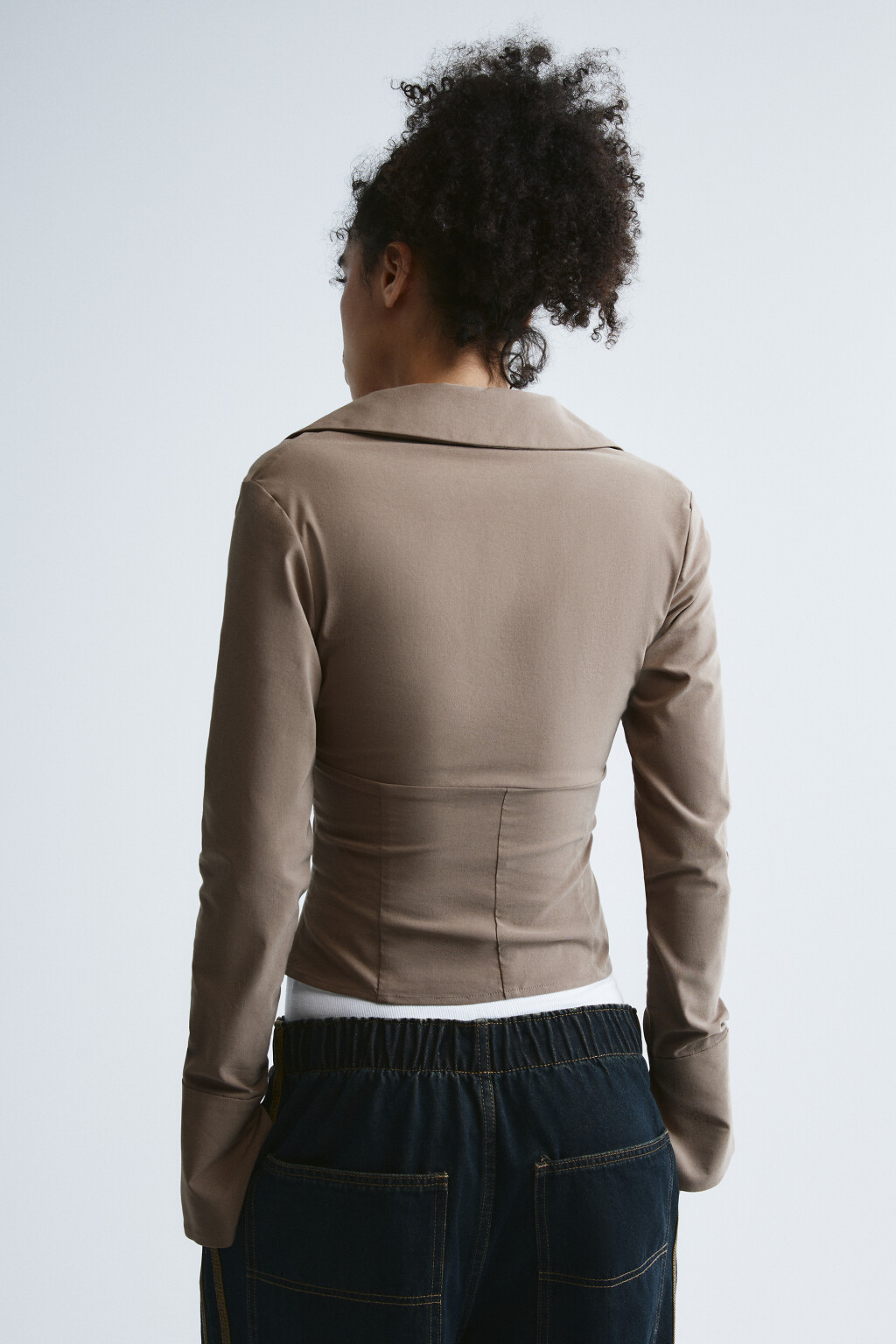 Рубашка приталенная с глубоким декольте и сердечком - цвет бежевый - 4