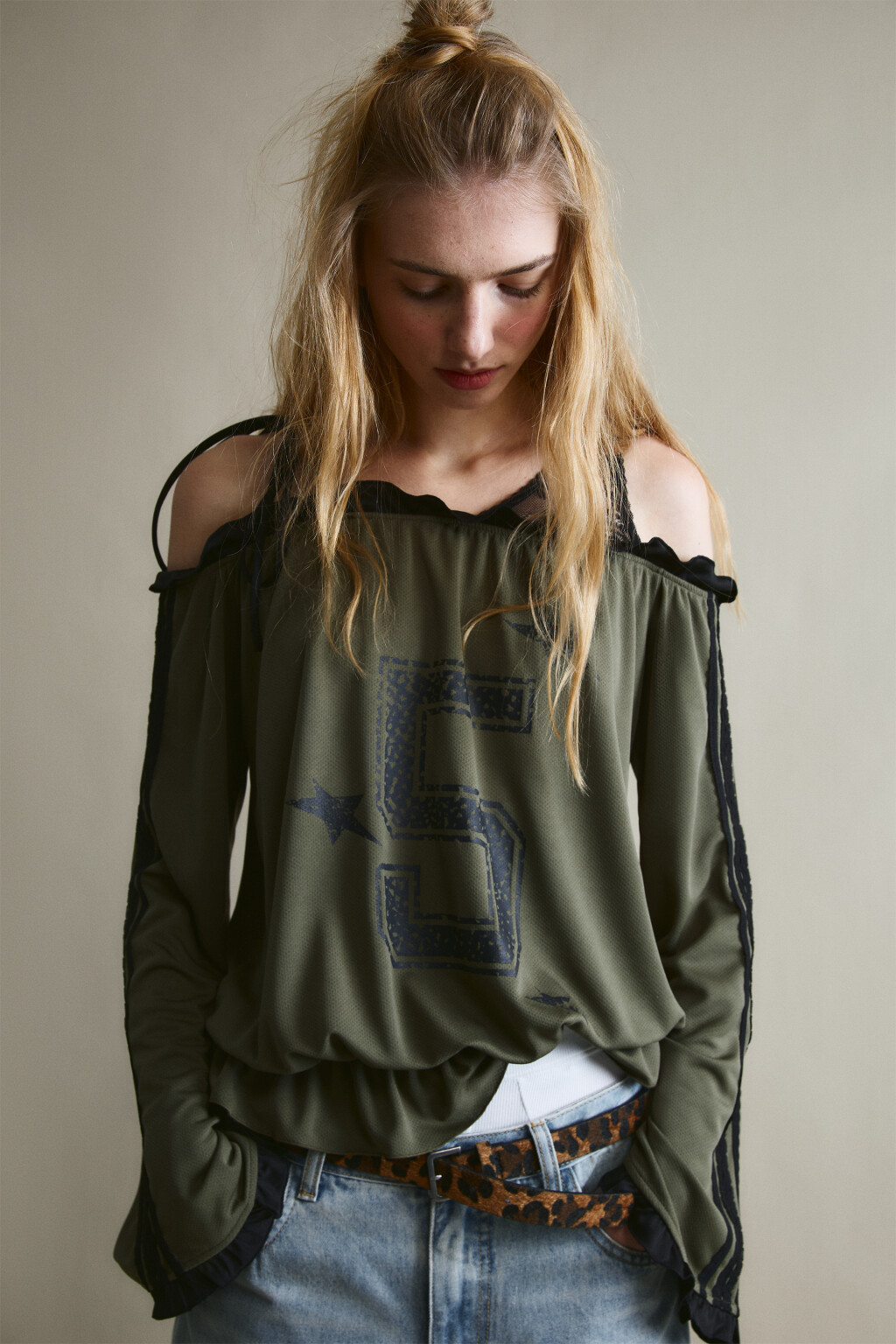 Блузка-джерси с открытыми плечами и кружевом - цвет зеленый - 1