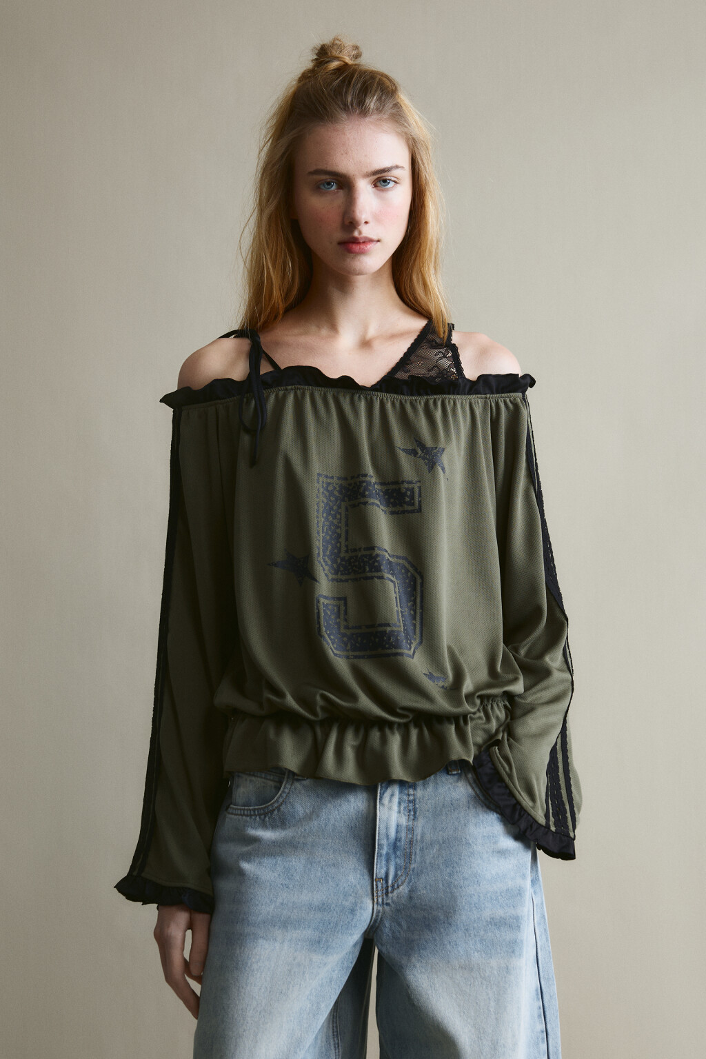 Блузка-джерси с открытыми плечами и кружевом - цвет зеленый - 2