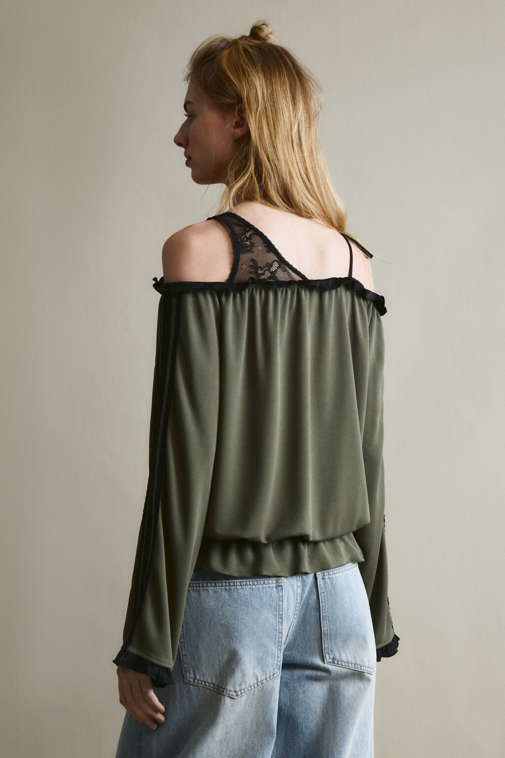 Блузка-джерси с открытыми плечами и кружевом - цвет зеленый - 3