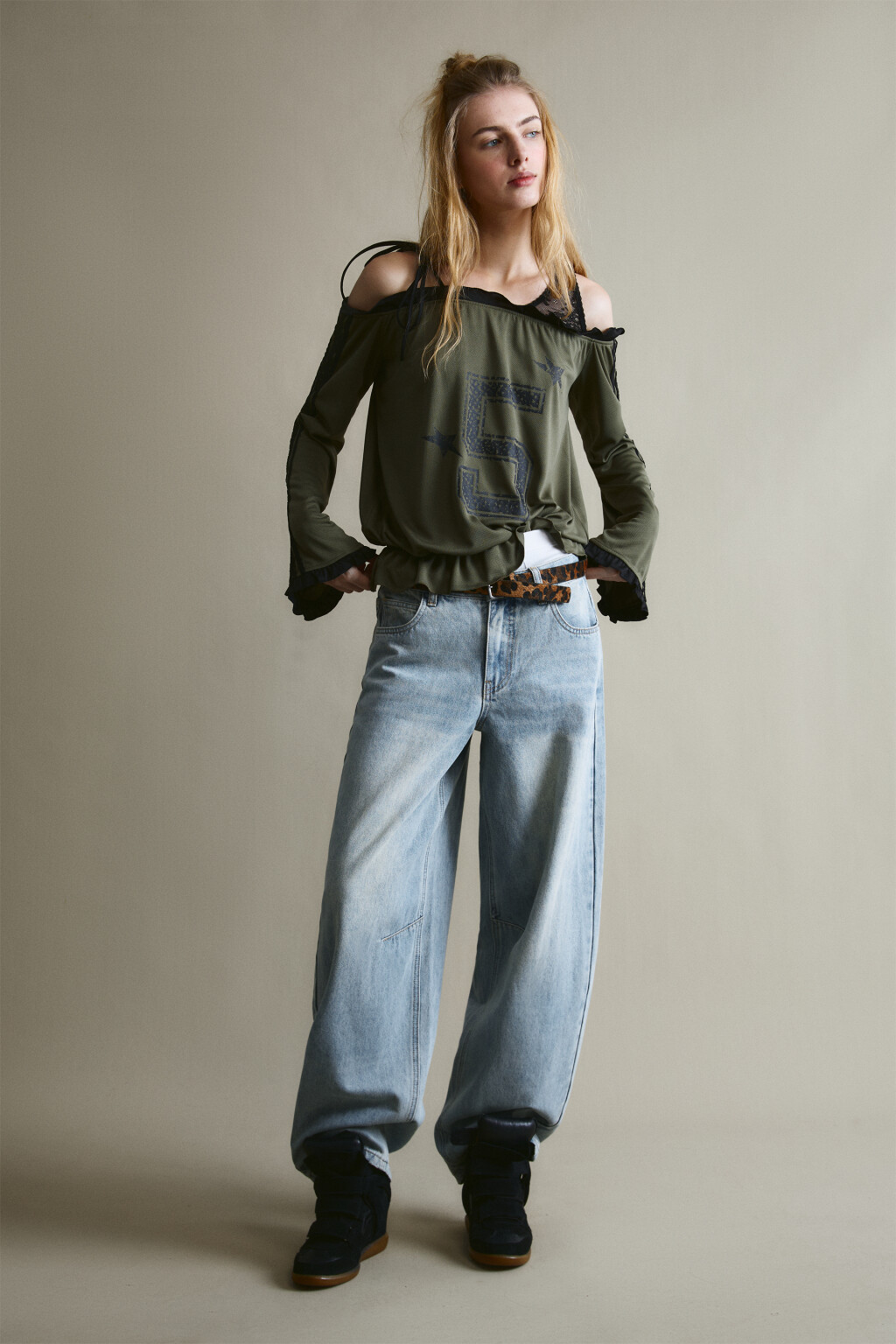 Блузка-джерси с открытыми плечами и кружевом - цвет зеленый - 4