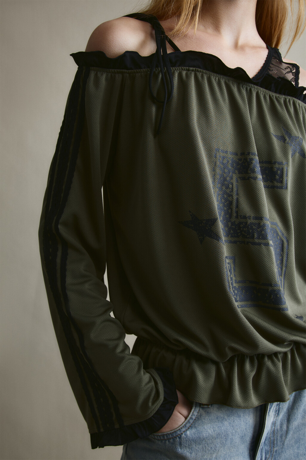 Блузка-джерси с открытыми плечами и кружевом - цвет зеленый - 5