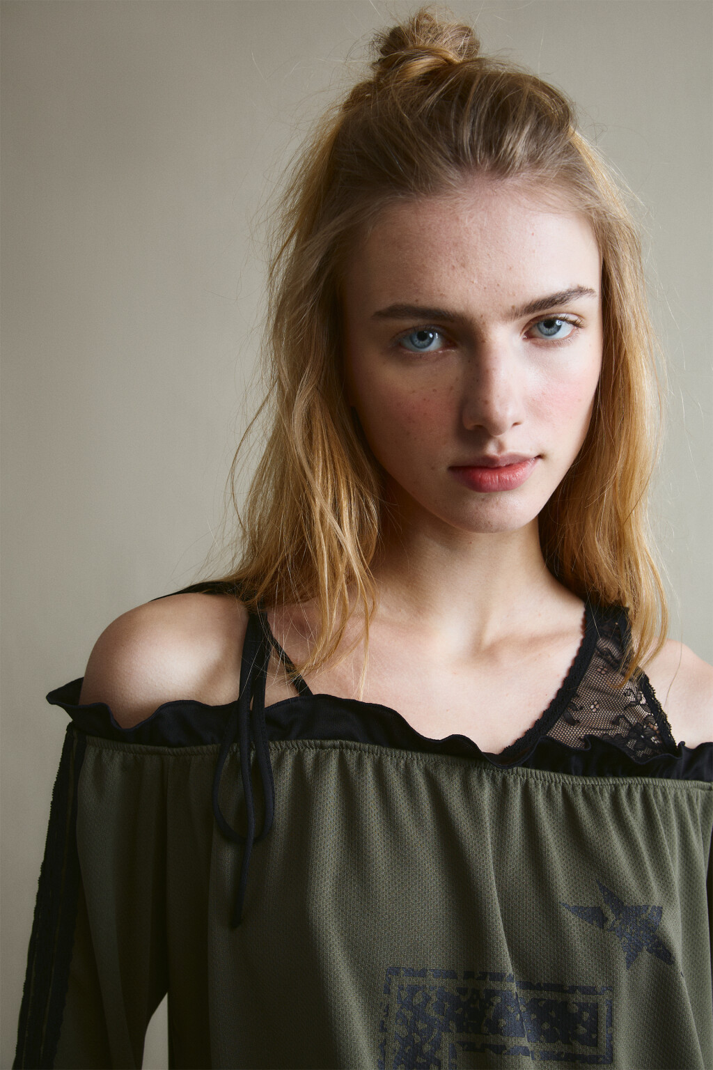 Блузка-джерси с открытыми плечами и кружевом - цвет зеленый - 6