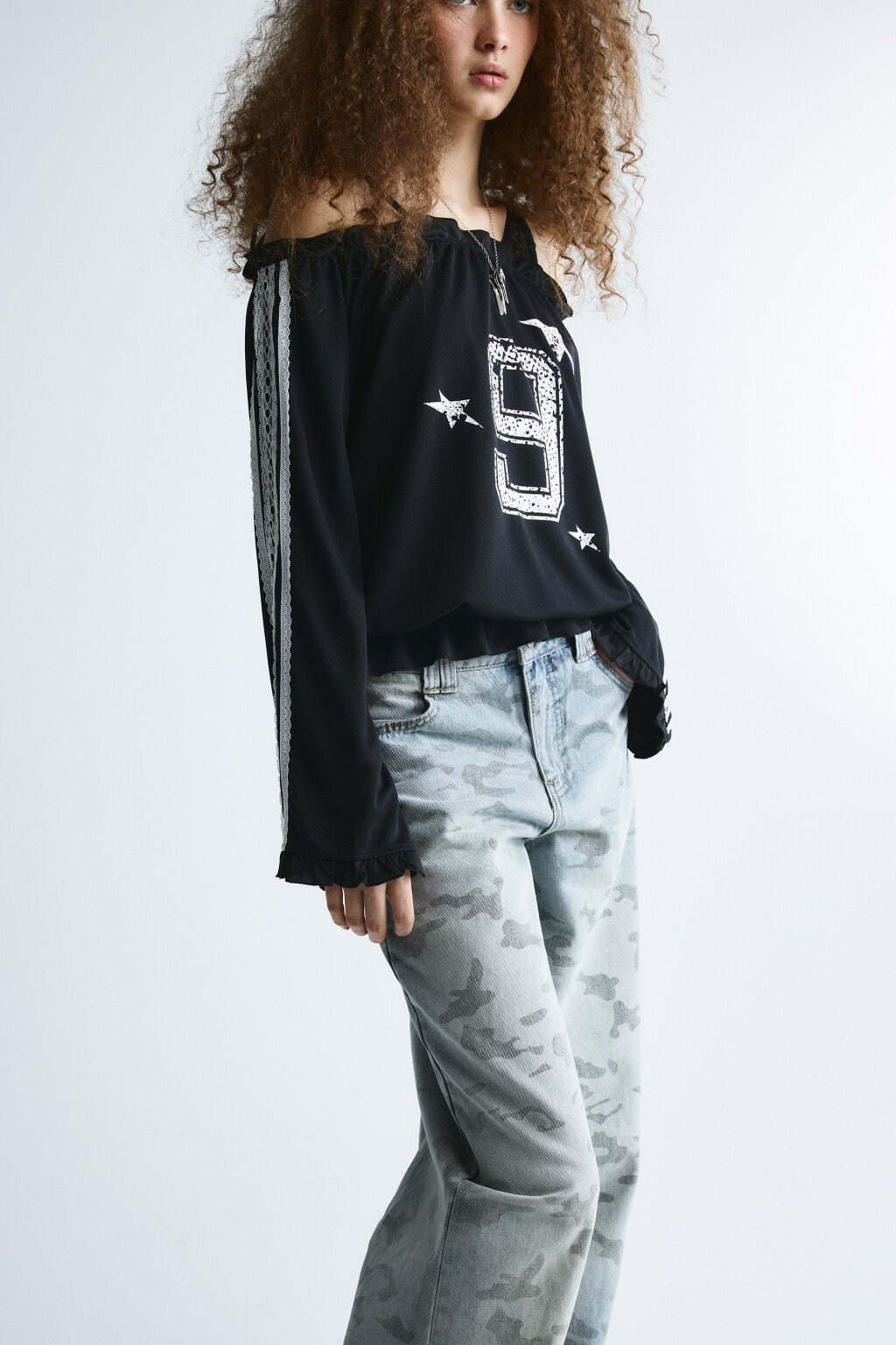 Блузка-джерси с открытыми плечами и кружевом - цвет черный - 1