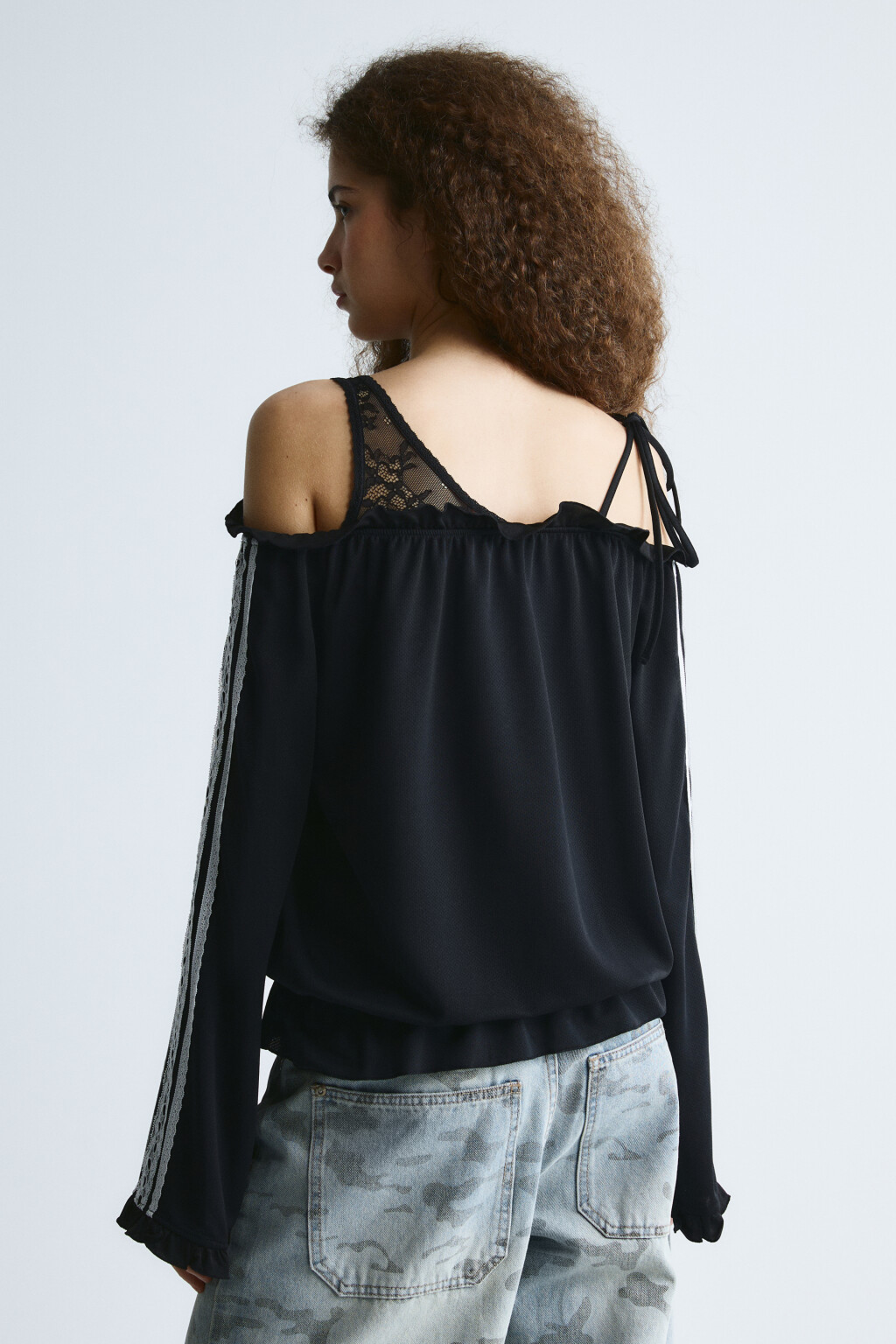Блузка-джерси с открытыми плечами и кружевом - цвет черный - 3