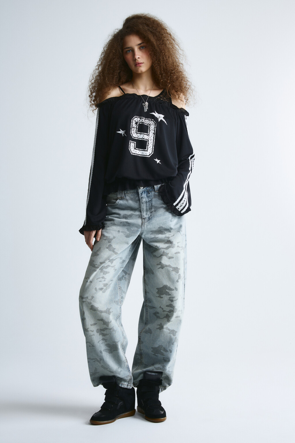 Блузка-джерси с открытыми плечами и кружевом - цвет черный - 4