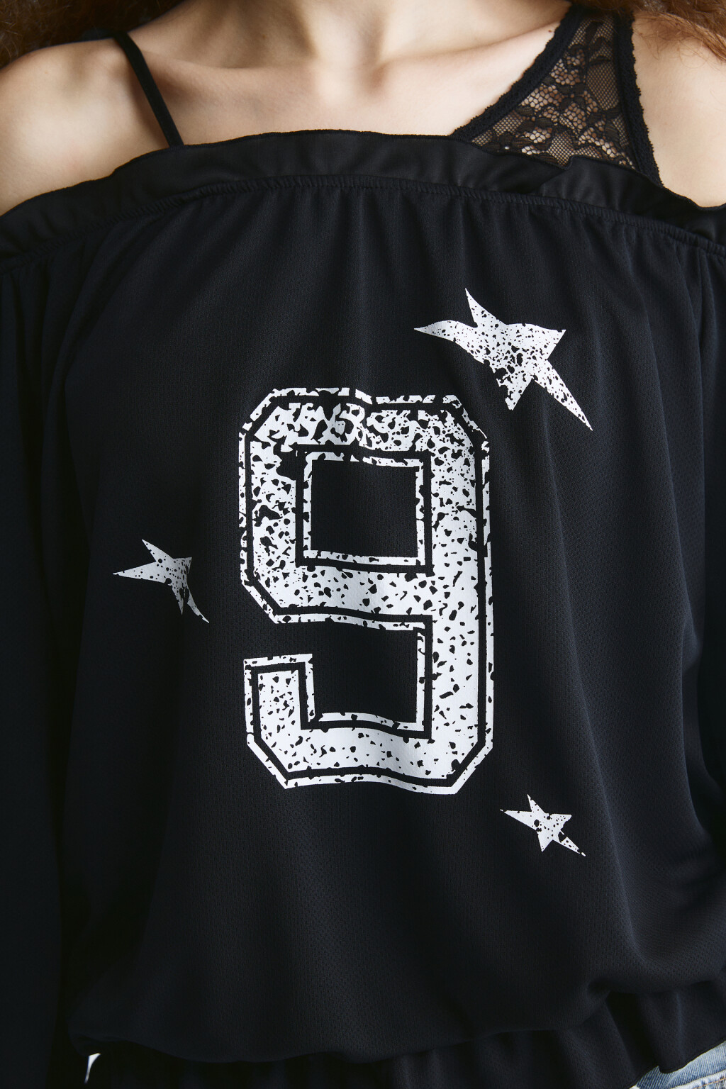 Блузка-джерси с открытыми плечами и кружевом - цвет черный - 5