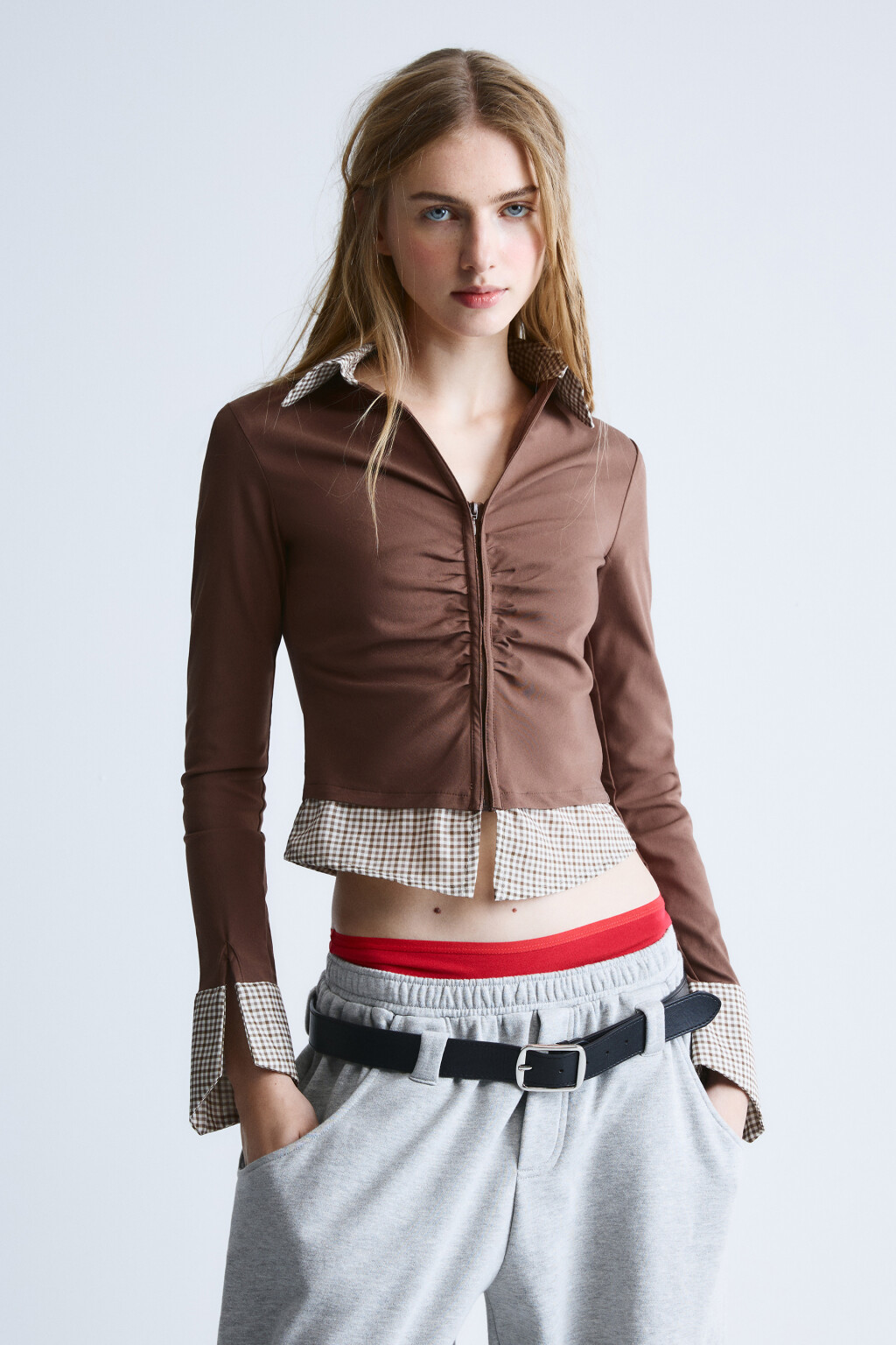 Блузка укороченная на молнии с имитацией второго слоя - цвет коричневый - 3