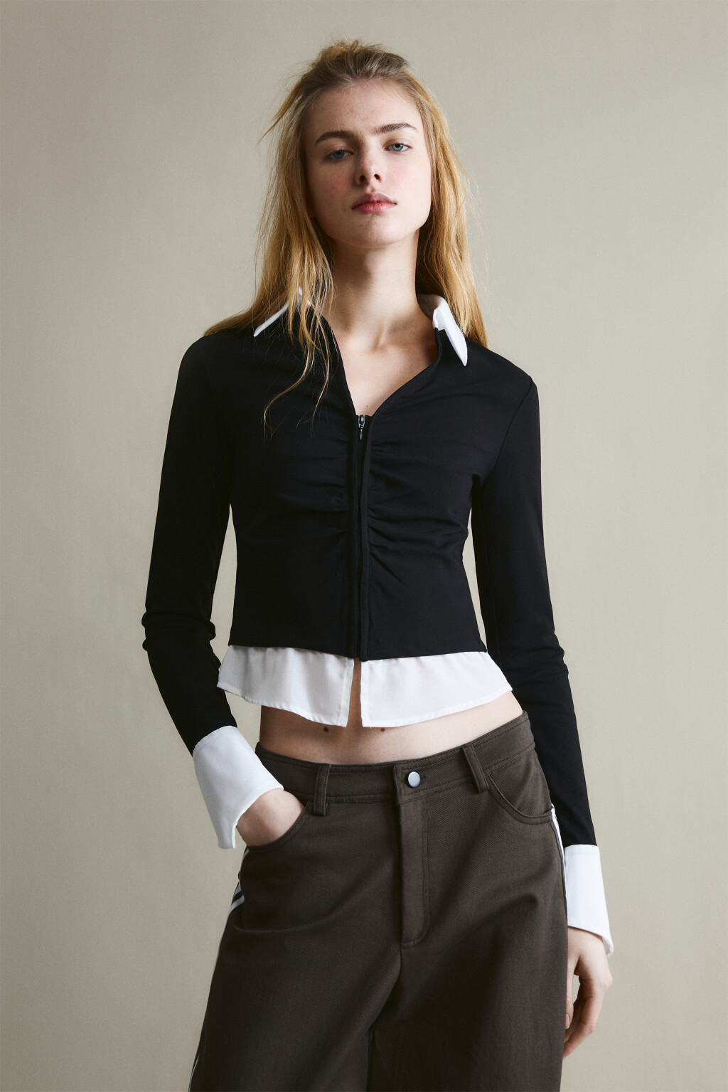 Блузка укороченная на молнии с имитацией второго слоя - цвет черный - 2